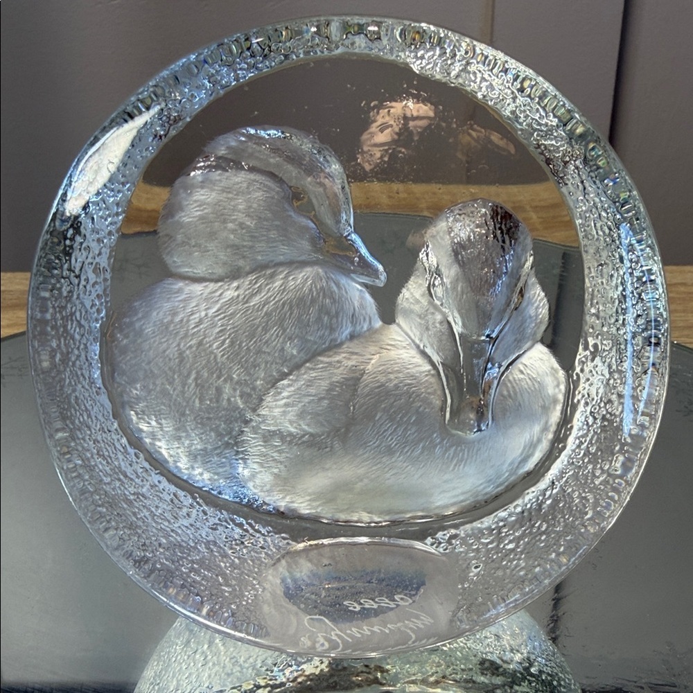 SIGNED MATTS JONASSON SWEDEN BABY DUCKS DUCKLING ART GLASS PAPERWEIGHT SCULPTURE